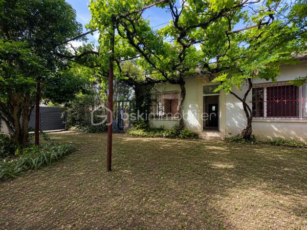 Bien rare, maison de plain pied de 72 m² avec jardin privatif arboré dans un quartier calme, proche de l'avenue St Ruf.

Située dans un environnement agréable, cette maison pleine de charme offre un cadre de vie rare en ville, avec un extérieur verdoyant, intime et ombragé, idéal pour profiter des beaux jours.

La maison se compose d’une pièce de vie lumineuse avec poêle, d’une cuisine indépendante ouvrant sur l’extérieur, d’une chambre, d’une seconde pièce avec mezzanine pouvant faire office de chambre, bureau ou espace enfant, ainsi que d’une salle de bain.

On apprécie particulièrement :
- le jardin arboré, avec vigne et végétation mature
- le charme de l’ancien : carreaux de ciment/sols anciens, volumes simples, belle lumière
- la maison de plain-pied
- le potentiel d’aménagement et de personnalisation
- le coté écologique et économique de la maison: chaudière à granules programmable, panneaux solaires thermiques
- la situation dans le quartier Saint-Ruf, proche des commodités, des transports et du centre d’Avignon.

Des travaux de rafraîchissement sont à prévoir, permettant de révéler tout le potentiel de cette maison et d’en faire un lieu de vie chaleureux, à son image.

Une maison idéale pour un premier achat, un pied-à-terre à Avignon ou un projet de résidence principale avec jardin en ville.

Pour plus d’informations ou pour organiser une visite, contactez Eléonore !