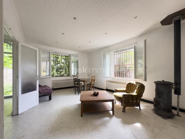 Bien rare, maison de plain pied de 72 m² avec jardin privatif arboré dans un quartier calme, proche de l'avenue St Ruf.

Située dans un environnement agréable, cette maison pleine de charme offre un cadre de vie rare en ville, avec un extérieur verdoyant, intime et ombragé, idéal pour profiter des beaux jours.

La maison se compose d’une pièce de vie lumineuse avec poêle, d’une cuisine indépendante ouvrant sur l’extérieur, d’une chambre, d’une seconde pièce avec mezzanine pouvant faire office de chambre, bureau ou espace enfant, ainsi que d’une salle de bain.

On apprécie particulièrement :
- le jardin arboré, avec vigne et végétation mature
- le charme de l’ancien : carreaux de ciment/sols anciens, volumes simples, belle lumière
- la maison de plain-pied
- le potentiel d’aménagement et de personnalisation
- le coté écologique et économique de la maison: chaudière à granules programmable, panneaux solaires thermiques
- la situation dans le quartier Saint-Ruf, proche des commodités, des transports et du centre d’Avignon.

Des travaux de rafraîchissement sont à prévoir, permettant de révéler tout le potentiel de cette maison et d’en faire un lieu de vie chaleureux, à son image.

Une maison idéale pour un premier achat, un pied-à-terre à Avignon ou un projet de résidence principale avec jardin en ville.

Pour plus d’informations ou pour organiser une visite, contactez Eléonore !