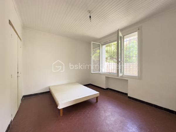 Bien rare, maison de plain pied de 72 m² avec jardin privatif arboré dans un quartier calme, proche de l'avenue St Ruf.

Située dans un environnement agréable, cette maison pleine de charme offre un cadre de vie rare en ville, avec un extérieur verdoyant, intime et ombragé, idéal pour profiter des beaux jours.

La maison se compose d’une pièce de vie lumineuse avec poêle, d’une cuisine indépendante ouvrant sur l’extérieur, d’une chambre, d’une seconde pièce avec mezzanine pouvant faire office de chambre, bureau ou espace enfant, ainsi que d’une salle de bain.

On apprécie particulièrement :
- le jardin arboré, avec vigne et végétation mature
- le charme de l’ancien : carreaux de ciment/sols anciens, volumes simples, belle lumière
- la maison de plain-pied
- le potentiel d’aménagement et de personnalisation
- le coté écologique et économique de la maison: chaudière à granules programmable, panneaux solaires thermiques
- la situation dans le quartier Saint-Ruf, proche des commodités, des transports et du centre d’Avignon.

Des travaux de rafraîchissement sont à prévoir, permettant de révéler tout le potentiel de cette maison et d’en faire un lieu de vie chaleureux, à son image.

Une maison idéale pour un premier achat, un pied-à-terre à Avignon ou un projet de résidence principale avec jardin en ville.

Pour plus d’informations ou pour organiser une visite, contactez Eléonore !