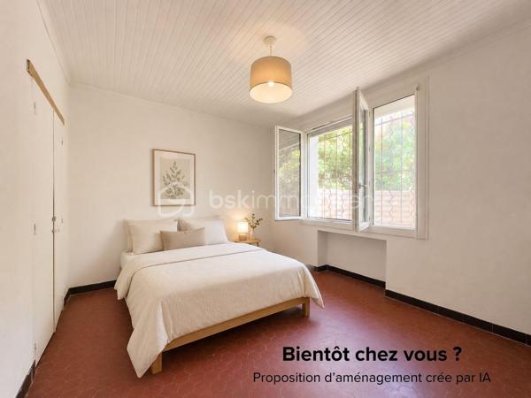 Bien rare, maison de plain pied de 72 m² avec jardin privatif arboré dans un quartier calme, proche de l'avenue St Ruf.

Située dans un environnement agréable, cette maison pleine de charme offre un cadre de vie rare en ville, avec un extérieur verdoyant, intime et ombragé, idéal pour profiter des beaux jours.

La maison se compose d’une pièce de vie lumineuse avec poêle, d’une cuisine indépendante ouvrant sur l’extérieur, d’une chambre, d’une seconde pièce avec mezzanine pouvant faire office de chambre, bureau ou espace enfant, ainsi que d’une salle de bain.

On apprécie particulièrement :
- le jardin arboré, avec vigne et végétation mature
- le charme de l’ancien : carreaux de ciment/sols anciens, volumes simples, belle lumière
- la maison de plain-pied
- le potentiel d’aménagement et de personnalisation
- le coté écologique et économique de la maison: chaudière à granules programmable, panneaux solaires thermiques
- la situation dans le quartier Saint-Ruf, proche des commodités, des transports et du centre d’Avignon.

Des travaux de rafraîchissement sont à prévoir, permettant de révéler tout le potentiel de cette maison et d’en faire un lieu de vie chaleureux, à son image.

Une maison idéale pour un premier achat, un pied-à-terre à Avignon ou un projet de résidence principale avec jardin en ville.

Pour plus d’informations ou pour organiser une visite, contactez Eléonore !