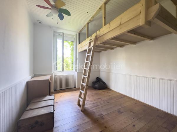 Bien rare, maison de plain pied de 72 m² avec jardin privatif arboré dans un quartier calme, proche de l'avenue St Ruf.

Située dans un environnement agréable, cette maison pleine de charme offre un cadre de vie rare en ville, avec un extérieur verdoyant, intime et ombragé, idéal pour profiter des beaux jours.

La maison se compose d’une pièce de vie lumineuse avec poêle, d’une cuisine indépendante ouvrant sur l’extérieur, d’une chambre, d’une seconde pièce avec mezzanine pouvant faire office de chambre, bureau ou espace enfant, ainsi que d’une salle de bain.

On apprécie particulièrement :
- le jardin arboré, avec vigne et végétation mature
- le charme de l’ancien : carreaux de ciment/sols anciens, volumes simples, belle lumière
- la maison de plain-pied
- le potentiel d’aménagement et de personnalisation
- le coté écologique et économique de la maison: chaudière à granules programmable, panneaux solaires thermiques
- la situation dans le quartier Saint-Ruf, proche des commodités, des transports et du centre d’Avignon.

Des travaux de rafraîchissement sont à prévoir, permettant de révéler tout le potentiel de cette maison et d’en faire un lieu de vie chaleureux, à son image.

Une maison idéale pour un premier achat, un pied-à-terre à Avignon ou un projet de résidence principale avec jardin en ville.

Pour plus d’informations ou pour organiser une visite, contactez Eléonore !