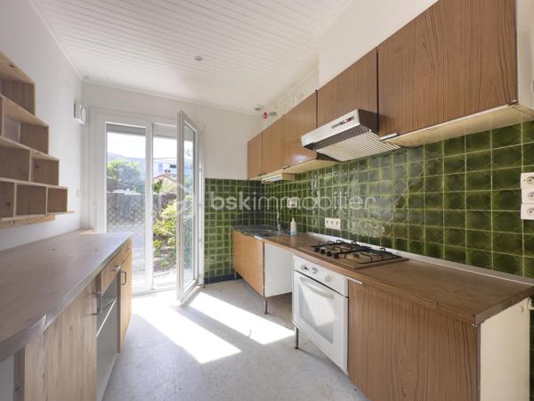 Bien rare, maison de plain pied de 72 m² avec jardin privatif arboré dans un quartier calme, proche de l'avenue St Ruf.

Située dans un environnement agréable, cette maison pleine de charme offre un cadre de vie rare en ville, avec un extérieur verdoyant, intime et ombragé, idéal pour profiter des beaux jours.

La maison se compose d’une pièce de vie lumineuse avec poêle, d’une cuisine indépendante ouvrant sur l’extérieur, d’une chambre, d’une seconde pièce avec mezzanine pouvant faire office de chambre, bureau ou espace enfant, ainsi que d’une salle de bain.

On apprécie particulièrement :
- le jardin arboré, avec vigne et végétation mature
- le charme de l’ancien : carreaux de ciment/sols anciens, volumes simples, belle lumière
- la maison de plain-pied
- le potentiel d’aménagement et de personnalisation
- le coté écologique et économique de la maison: chaudière à granules programmable, panneaux solaires thermiques
- la situation dans le quartier Saint-Ruf, proche des commodités, des transports et du centre d’Avignon.

Des travaux de rafraîchissement sont à prévoir, permettant de révéler tout le potentiel de cette maison et d’en faire un lieu de vie chaleureux, à son image.

Une maison idéale pour un premier achat, un pied-à-terre à Avignon ou un projet de résidence principale avec jardin en ville.

Pour plus d’informations ou pour organiser une visite, contactez Eléonore !