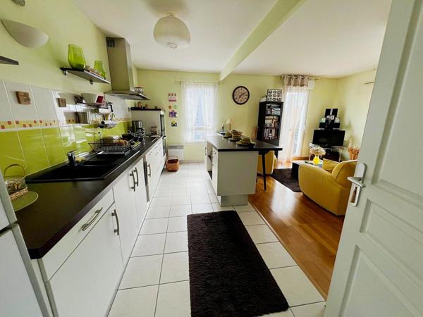 Tortière - Idéalement situé, avec vue sur l'Erdre, au troisième étage d'un immeuble récent avec ascenseur, bel appartement 3 pièces s'ouvrant sur balcon orienté sud ouest. Box en sous-sol