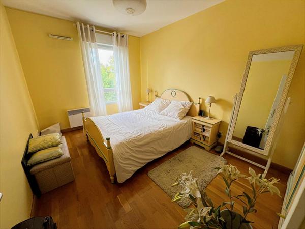 Tortière - Idéalement situé, avec vue sur l'Erdre, au troisième étage d'un immeuble récent avec ascenseur, bel appartement 3 pièces s'ouvrant sur balcon orienté sud ouest. Box en sous-sol