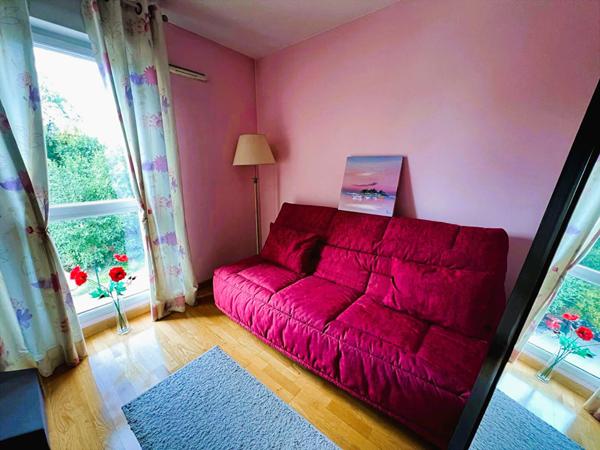 Tortière - Idéalement situé, avec vue sur l'Erdre, au troisième étage d'un immeuble récent avec ascenseur, bel appartement 3 pièces s'ouvrant sur balcon orienté sud ouest. Box en sous-sol