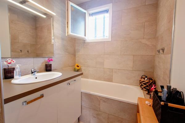 Maison
         5 pièces
        - 97 m² 364 000 € *