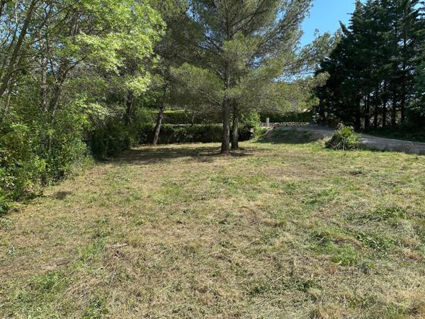 Beau terrain à bâtir de 920m²