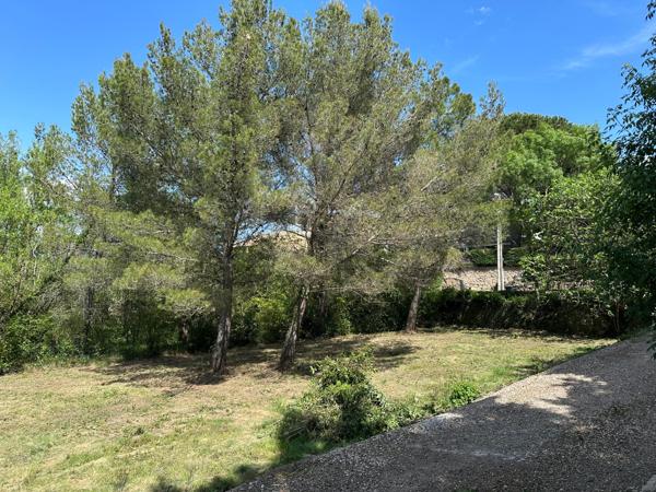 Beau terrain à bâtir de 920m²
