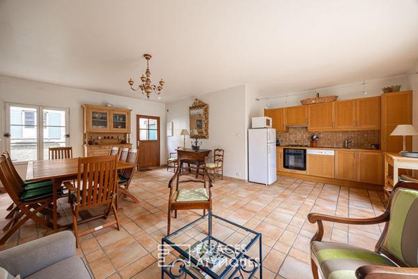 Maison bucolique avec piscine et dépendances à Ecully