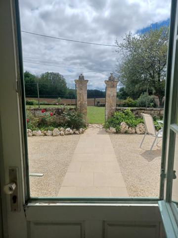 MAISON DE CAMPAGNE AVEC GRANGE ATTENANTE - PREAU - 1HA 96A 17CA