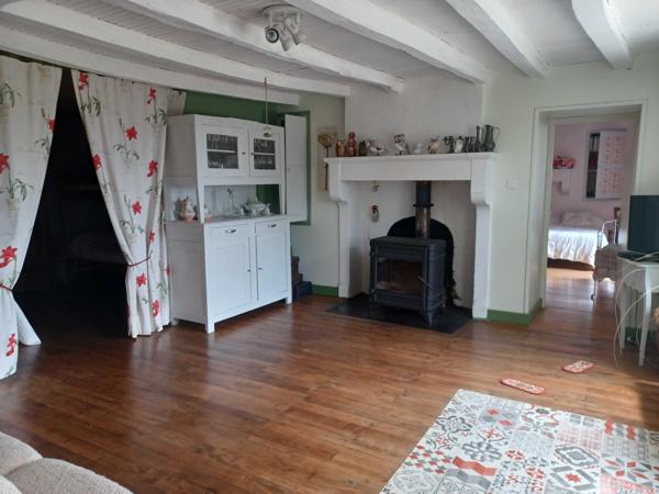 MAISON DE CAMPAGNE AVEC GRANGE ATTENANTE - PREAU - 1HA 96A 17CA