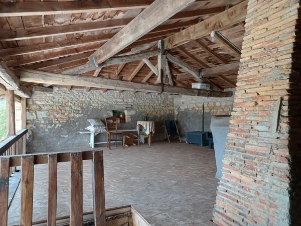 MAISON DE CAMPAGNE AVEC GRANGE ATTENANTE - PREAU - 1HA 96A 17CA