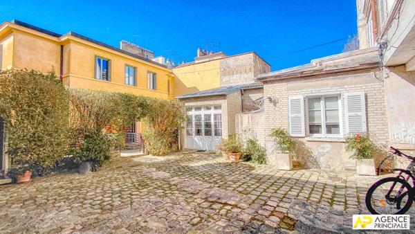 Versailles Notre-Dame Appartement 4 pièces en duplex de 93m² au sol situé au 3ème et dernier étage avec caves €740 000 ** - Référence 27524