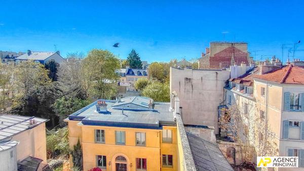Versailles Notre-Dame Appartement 4 pièces en duplex de 93m² au sol situé au 3ème et dernier étage avec caves €740 000 ** - Référence 27524