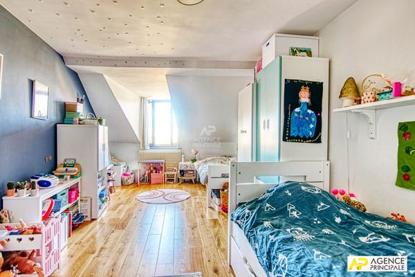 Versailles Notre-Dame Appartement 4 pièces en duplex de 93m² au sol situé au 3ème et dernier étage avec caves €740 000 ** - Référence 27524
