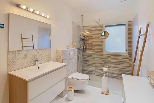 A VENDRE ! Maison contemporaine à Draguignan de 154 m² avec piscine et double garage