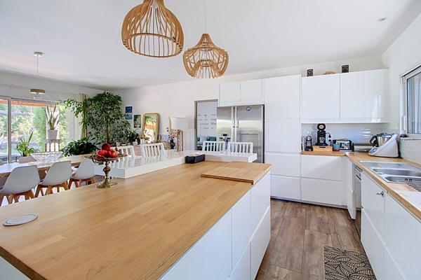 A VENDRE ! Maison contemporaine à Draguignan de 154 m² avec piscine et double garage