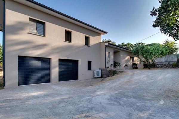 A VENDRE ! Maison contemporaine à Draguignan de 154 m² avec piscine et double garage