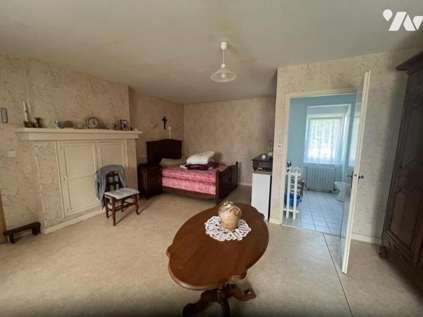 LA FERTE MACE, longère sur terrain de 6670 m² en bordure de ville