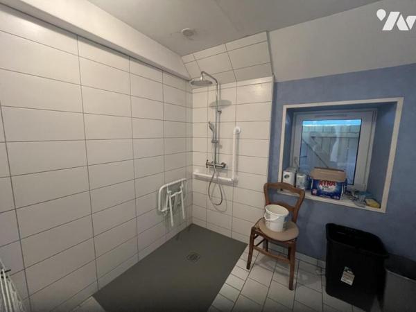 LA FERTE MACE, longère sur terrain de 6670 m² en bordure de ville