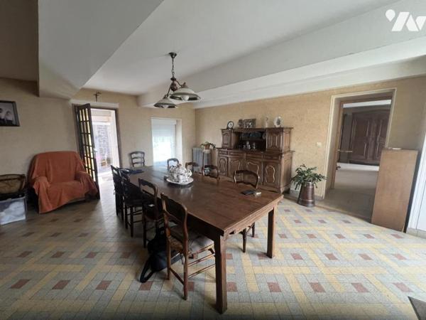 LA FERTE MACE, longère sur terrain de 6670 m² en bordure de ville