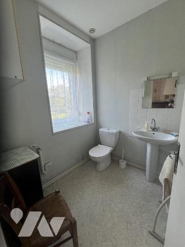 LA FERTE MACE, longère sur terrain de 6670 m² en bordure de ville