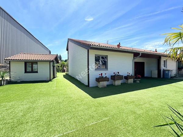 Villa Familiale Saint Amour proche toutes commodités à pied avec véranda, garage et chalet !