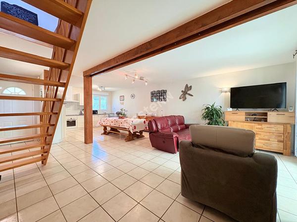 Villa Familiale Saint Amour proche toutes commodités à pied avec véranda, garage et chalet !