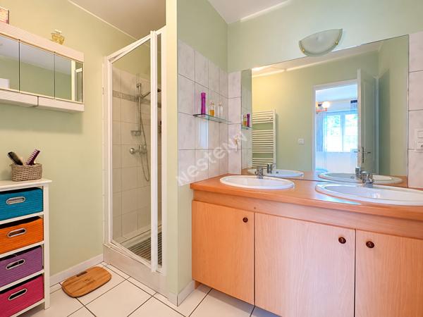 Villa Familiale Saint Amour proche toutes commodités à pied avec véranda, garage et chalet !
