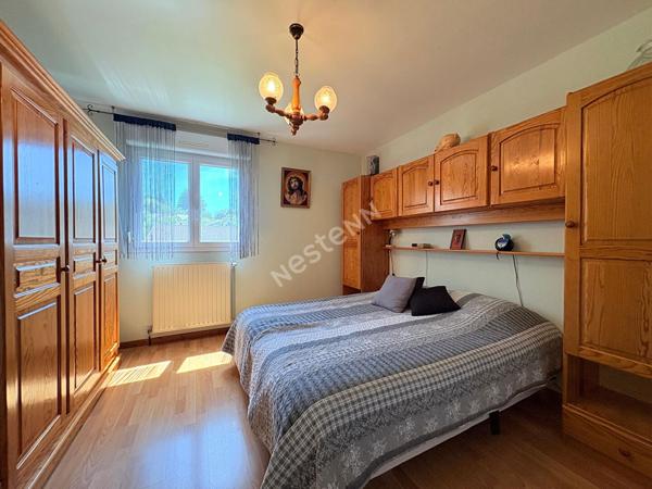 Villa Familiale Saint Amour proche toutes commodités à pied avec véranda, garage et chalet !