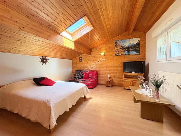 Villa Familiale Saint Amour proche toutes commodités à pied avec véranda, garage et chalet !