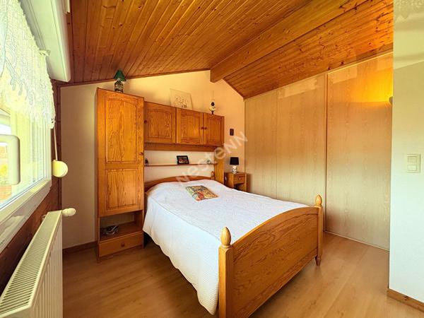 Villa Familiale Saint Amour proche toutes commodités à pied avec véranda, garage et chalet !