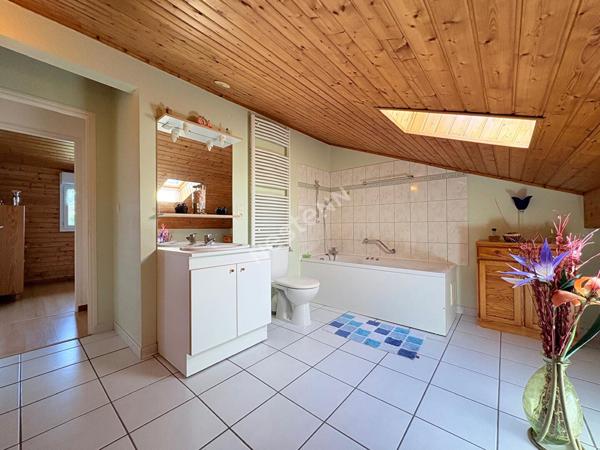 Villa Familiale Saint Amour proche toutes commodités à pied avec véranda, garage et chalet !