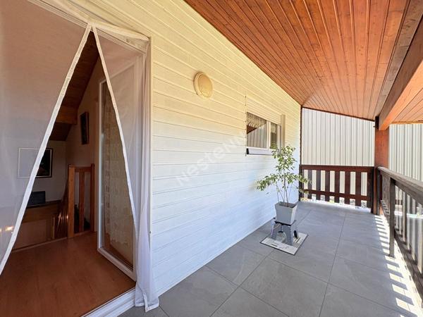 Villa Familiale Saint Amour proche toutes commodités à pied avec véranda, garage et chalet !