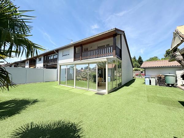 Villa Familiale Saint Amour proche toutes commodités à pied avec véranda, garage et chalet !
