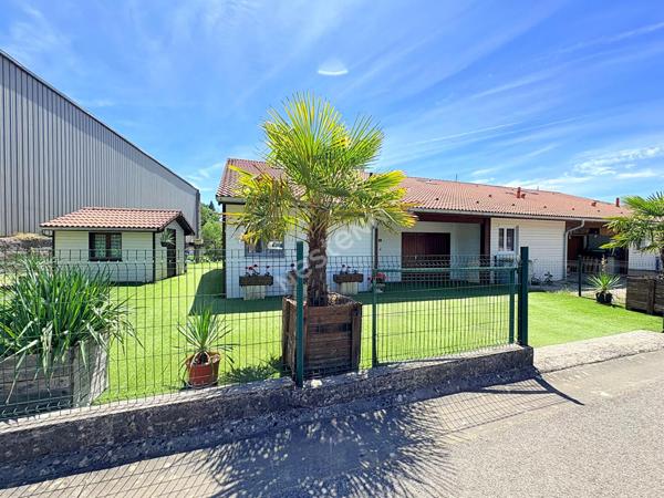 Villa Familiale Saint Amour proche toutes commodités à pied avec véranda, garage et chalet !