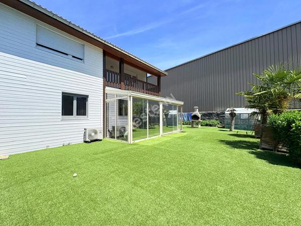 Villa Familiale Saint Amour proche toutes commodités à pied avec véranda, garage et chalet !