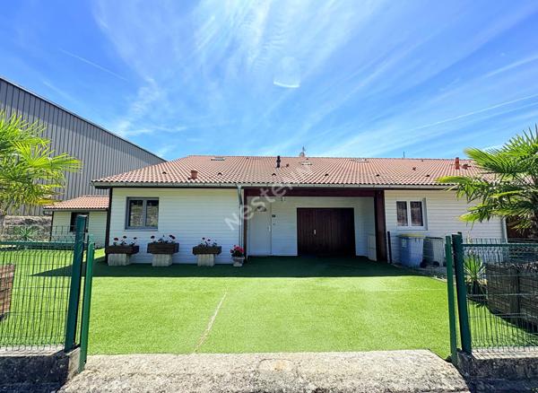 Villa Familiale Saint Amour proche toutes commodités à pied avec véranda, garage et chalet !