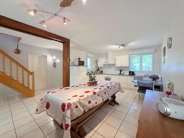Villa Familiale Saint Amour proche toutes commodités à pied avec véranda, garage et chalet !