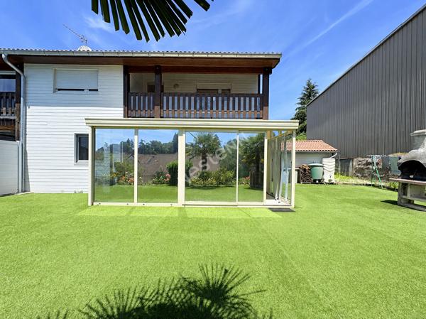 Villa Familiale Saint Amour proche toutes commodités à pied avec véranda, garage et chalet !