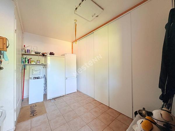 Villa Familiale Saint Amour proche toutes commodités à pied avec véranda, garage et chalet !