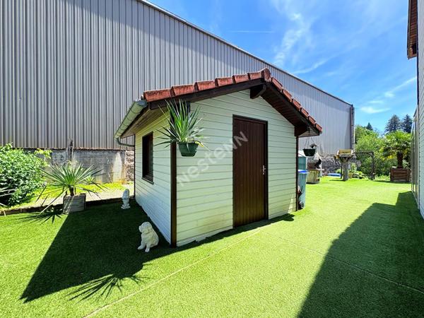 Villa Familiale Saint Amour proche toutes commodités à pied avec véranda, garage et chalet !