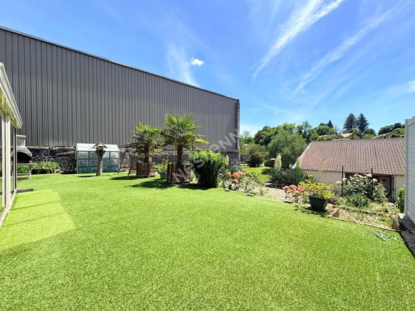 Villa Familiale Saint Amour proche toutes commodités à pied avec véranda, garage et chalet !