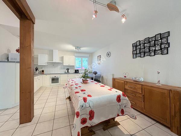 Villa Familiale Saint Amour proche toutes commodités à pied avec véranda, garage et chalet !