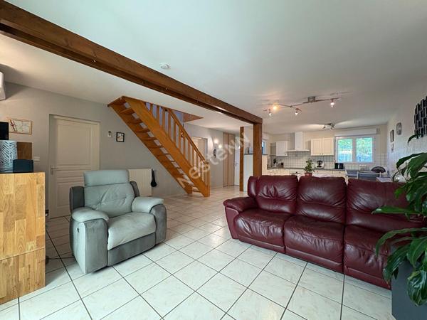 Villa Familiale Saint Amour proche toutes commodités à pied avec véranda, garage et chalet !