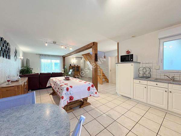 Villa Familiale Saint Amour proche toutes commodités à pied avec véranda, garage et chalet !