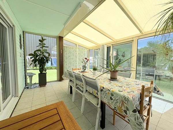Villa Familiale Saint Amour proche toutes commodités à pied avec véranda, garage et chalet !