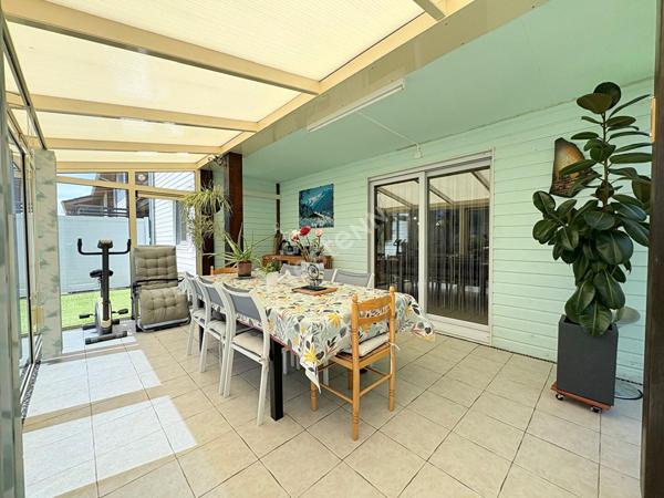 Villa Familiale Saint Amour proche toutes commodités à pied avec véranda, garage et chalet !