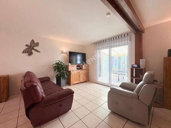 Villa Familiale Saint Amour proche toutes commodités à pied avec véranda, garage et chalet !