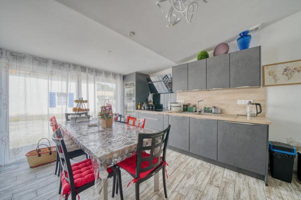 Maison
         5 pièces
        - 110 m² Exclusivité 299 000 € *